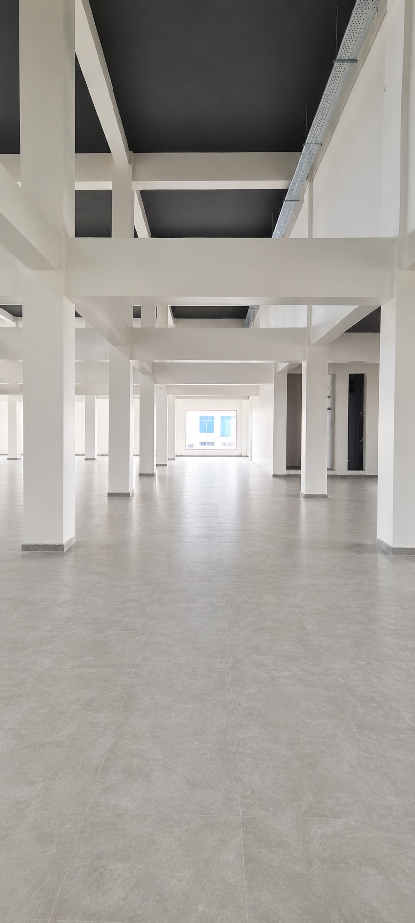 Manufacturing floor — column-free bays toward the window wall
